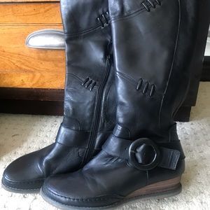 Beautiful black leather small Wedged Boot